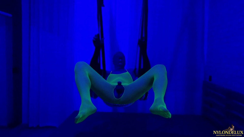 Nylondelux: Fantasi Ayunan Seks di Stoking Neon