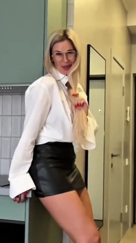 Sexy MILF sekretářka nemá žádné dovednosti, aby mohla dělat svou práci! ale ona má dovednosti kouřit!