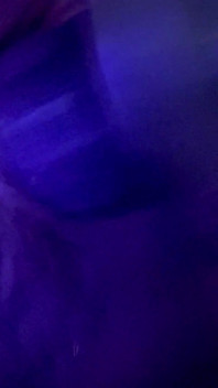 Curve cu pizdă neglijaculată futută cu un vibrator uriaș