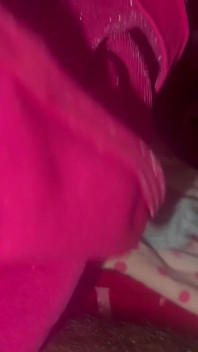 Vago en la cama usando bragas.