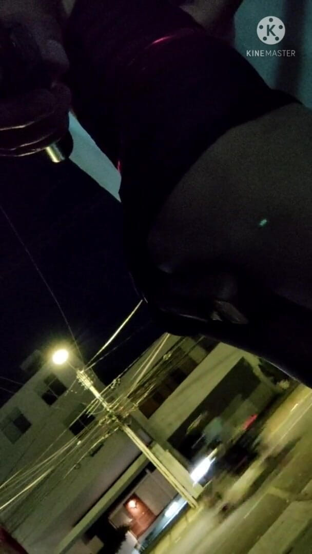 Traviezisha: Sissy travestito cammina all'aperto con un Enorme dildo dentro il...