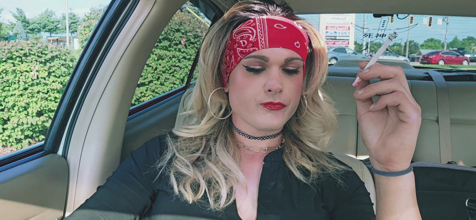 Darkfetish2k: Курящая крошка Kylie Крошка играет в машине