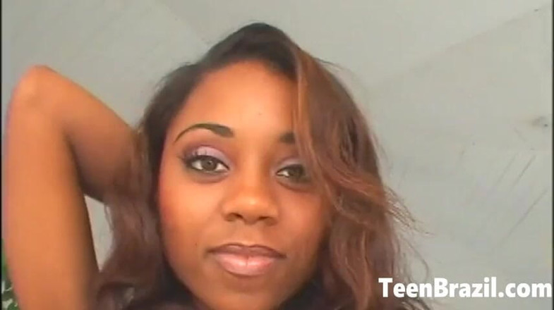 Teen Brazil: Afro-Braziliaans tienermeisje met natuurlijke tieten neukt hard