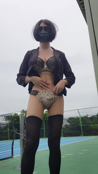 Ufficio signora travestito sborra in pubblico