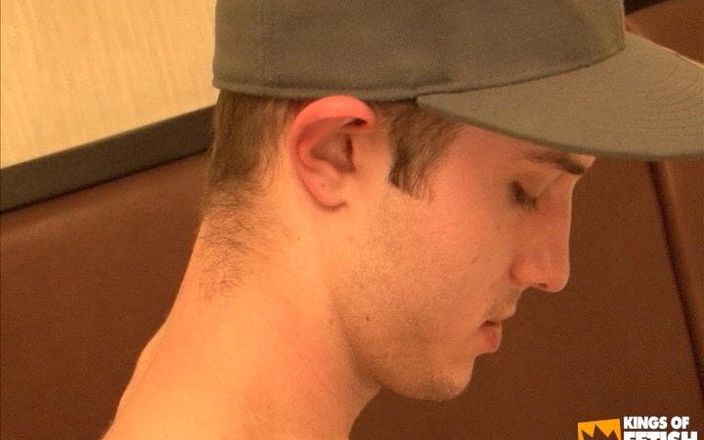 Gay Diaries: 戴帽子的Twingk操一个无毛屁股纹身男人的无鞍风格