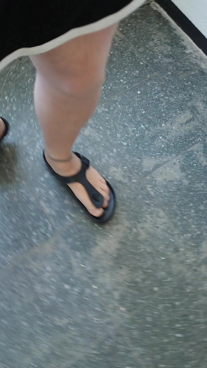 Carmen_Nylonjunge: Birkenstocky a nylonové nožičky na schodišti