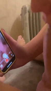 Sexuální manželka mluví po telefonu se svým paroháčským manželem, zatímco je ošukána cizincem