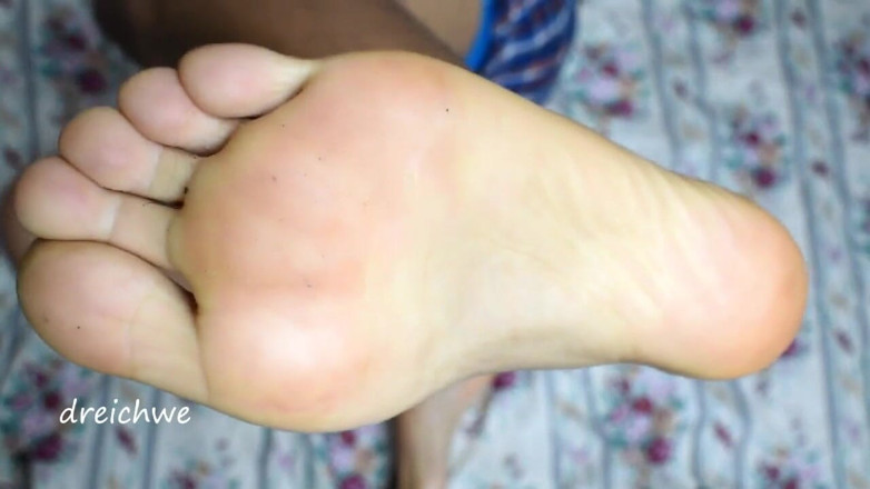Dreichwe: Showing my soft and sexy feet