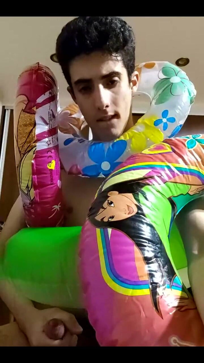 Floatie Boy: Вертикальне відео - смоктання стільки надувних купальників, скільки я можу, на потоці