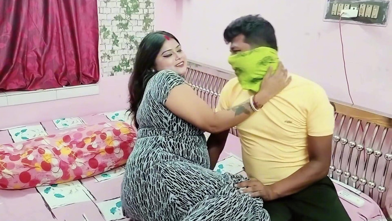 Horny Rose: Bhabi India disetubuhi oleh pria pemulihan pinjaman!