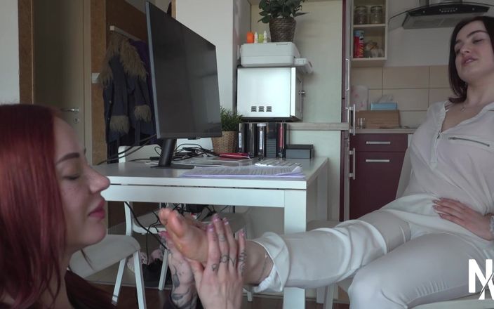 Nikky Thorne: Dvě zrzavé holky s křivkami zlobí v práci