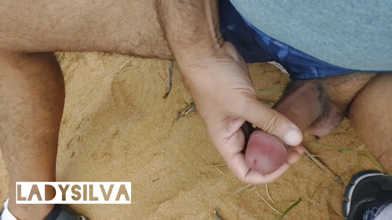 Ladysilvas: Ladysilva lagi asik dan ngocok sampai muncrat di pantai