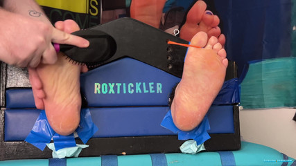 Ticklish Chubs: Master matt me mohon ampun!