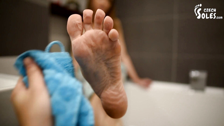Czech Soles - foot fetish content: Seus pés cansados na cama