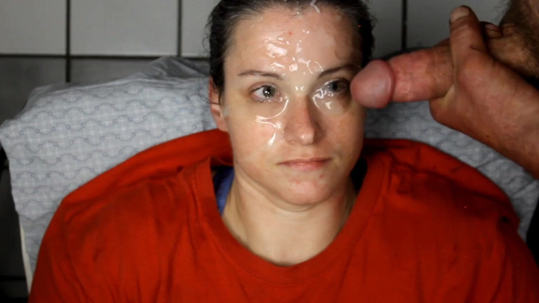 Dirty Dees: amatoriale fatto in casa prende sborrate sul suo bel viso