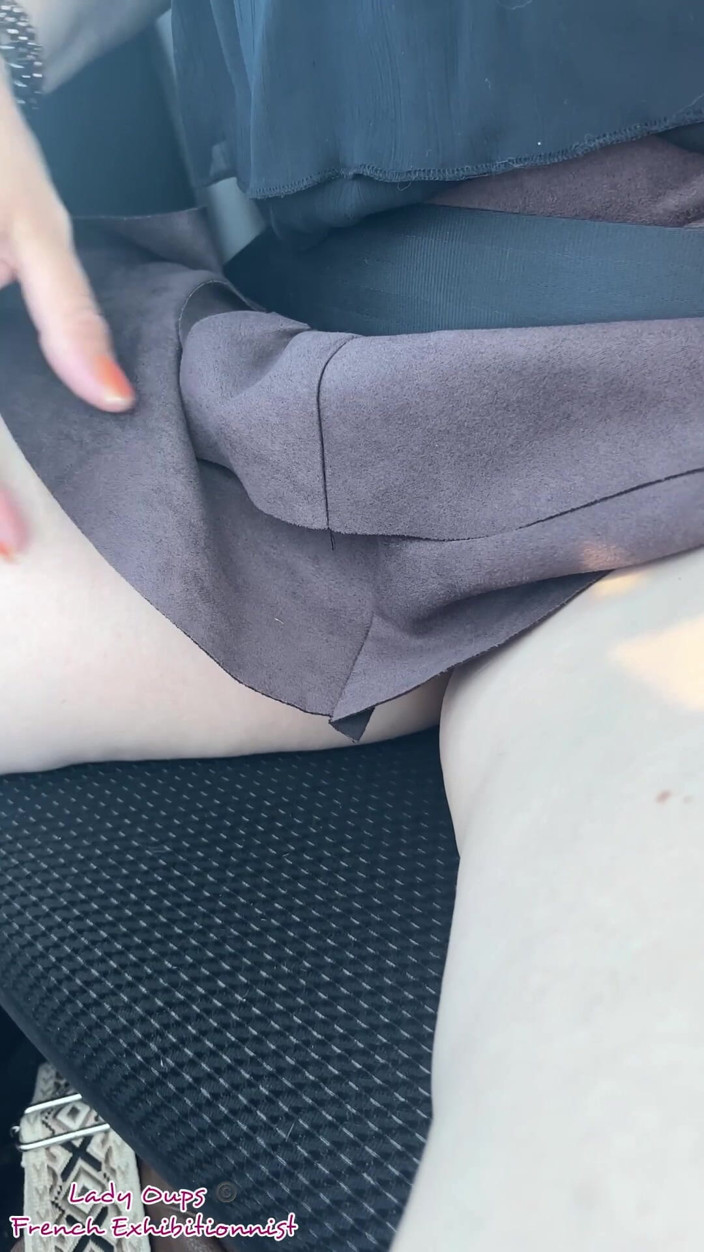 Lady Oups: Wystawa w mikro spódniczce anal plug publicznie
