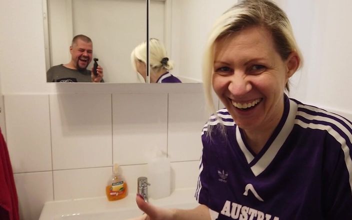 Lovekino: Loira desportiva milf mija em uma copa vestindo uma camisa...