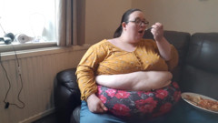 SSBBWLadyBrads: SSBBW obrovské břicho při jídle na pohovce