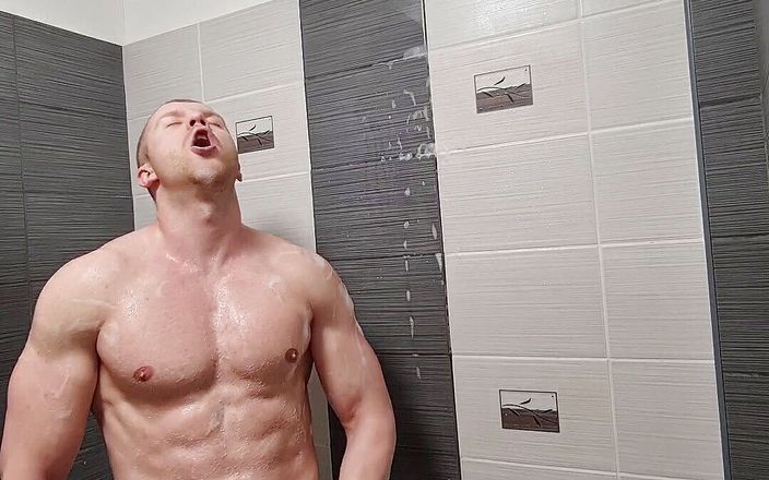 Martin Hard: Мускулистый мужик с большим хуем принимает душ, дрочит и поедает сперму