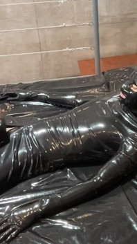 Prima sodomizzazione in lattice con ragazza gloomy, full - alex latex