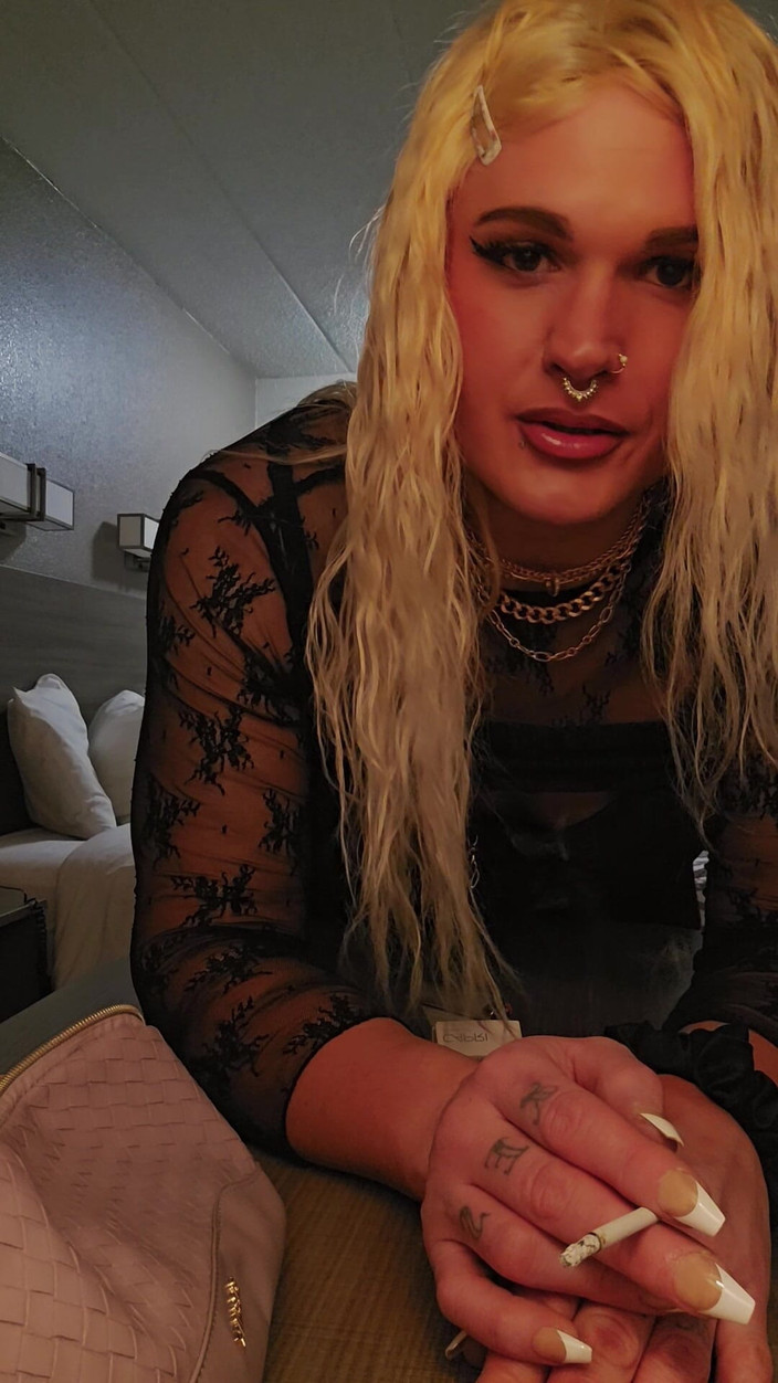 Darkfetish2k: 她是一个坏女孩（需要鸡巴）