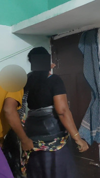 Real casero como si ayudara, tiene sexo con tía