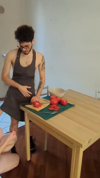 Ich verführe meinen freund, während er das mittagessen vorbereitet und wir ficken in der küche