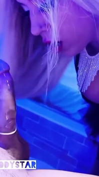 Peituda loira puta puta garganta profunda e foda em quarto de hotel