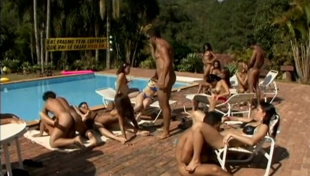 Group Bang: Un groupe de mecs et de latinas baise au bord...