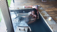 Black Swan: Magická ranní mlha - sexy manželka je ošukaná v bazénu