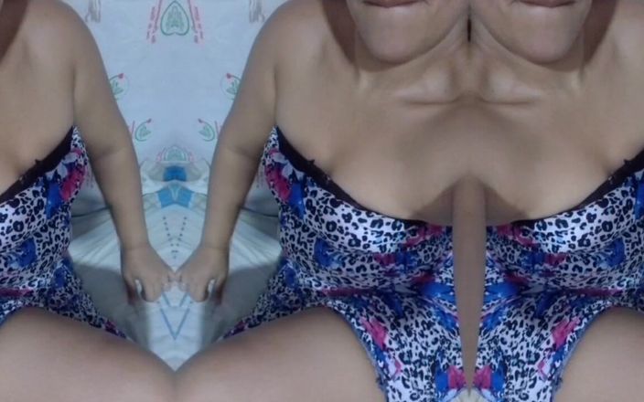 Sexysweet0455: Я сексуально танцую перед моей извращенной мачехой, пока она трогает себя и наслаждается наблюдением за мной