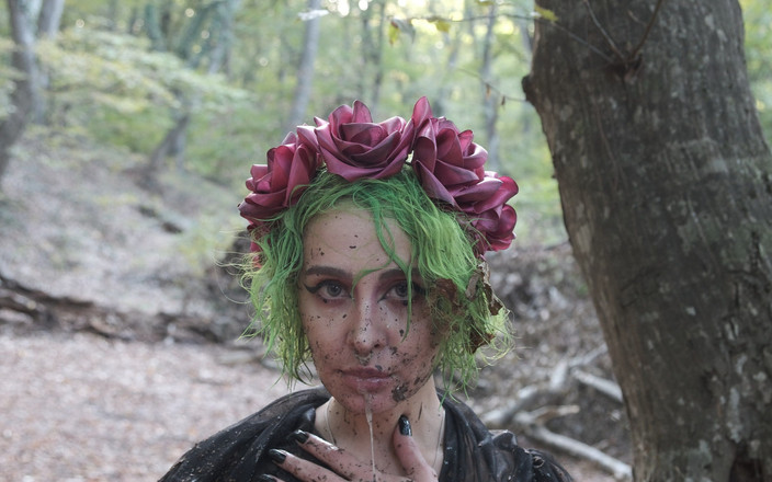 Forest-Whore: वन फूहड़ - हैलोवीन 2025, अत्यधिक अपमान और गंदगी