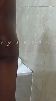 Cewek semok ini dientot habis-habisan di kamar mandi