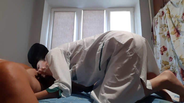 Lesbian-illusion: Dvě sestřičky šukají pacienta (foot fetiš, lízání, lízání bradavek)