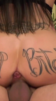 Büyük memeli orta yaşlı seksi kadın götünü siktiriyor ve anal sikiliyor