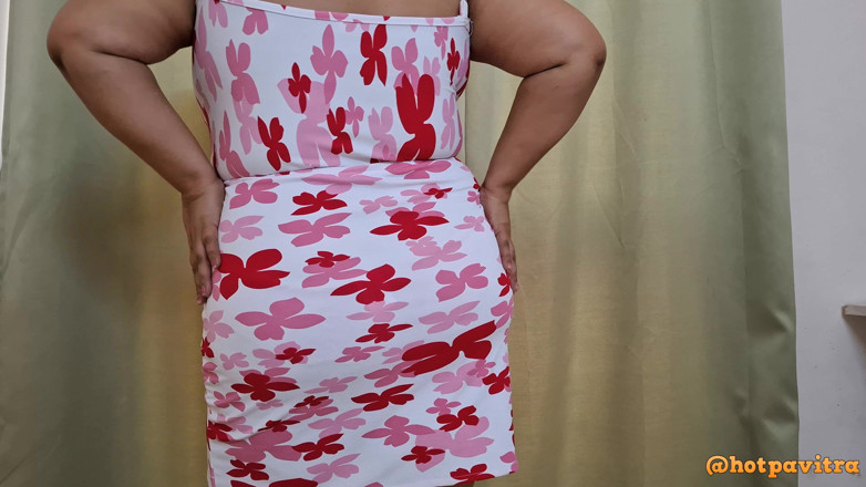 Hot Pavitra: Komm, Gucke in Mein Kleid Und Genieß Es