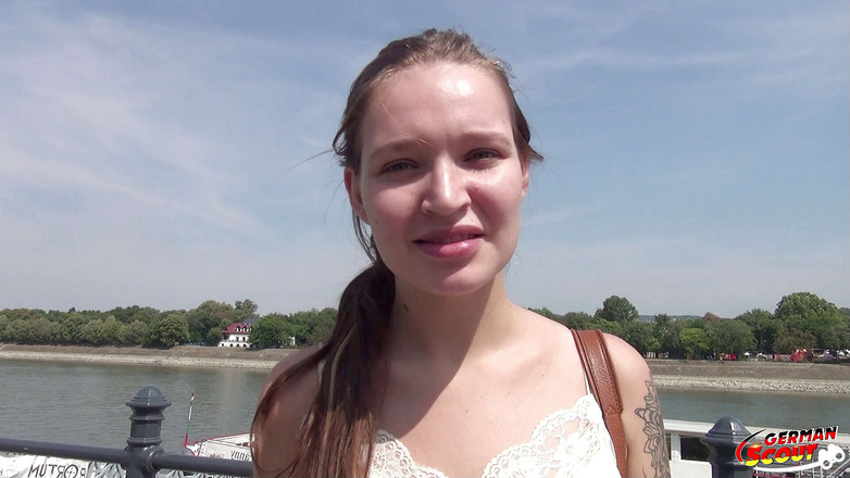 German Scout: Německá skautka - roztomilá holka Mia vyzvednutá a první anální šukání na...