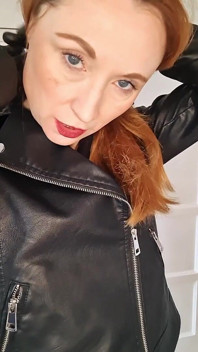 CFNM kožená milf joi s koženým pláštěm s odpočítávám