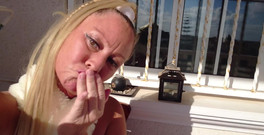 Natalie K: Hraním venku nahoře bez v tangách, honí si zadek a...