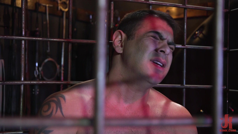 Kinky Bites Gay: Il collezionista: Draven si masturba sotto guardanti occhi di pervertito...