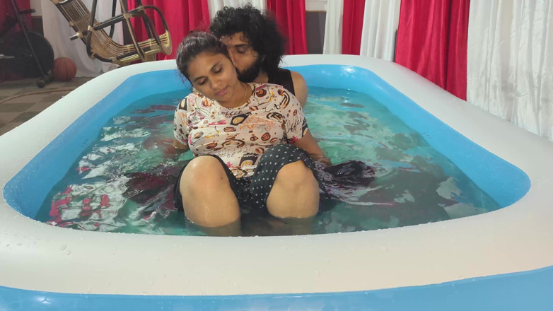 Vaigavarun45: Cuplu malaiezian se fute la piscină cu muie