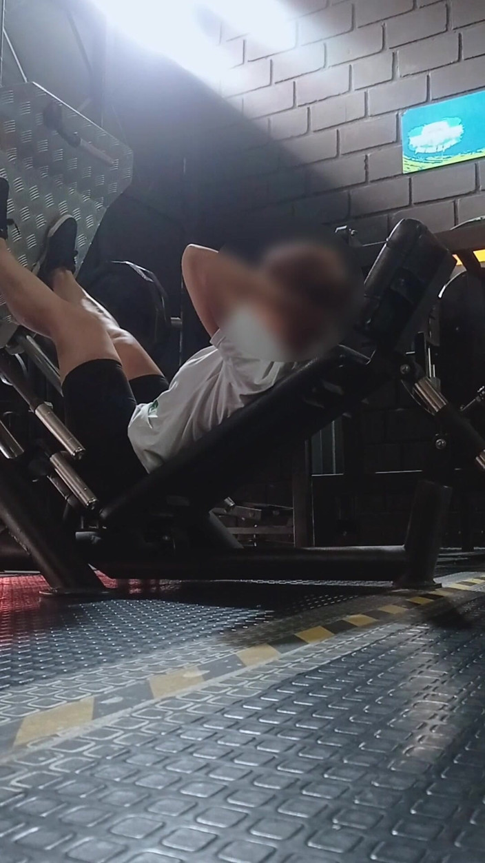 TuLobita9292: Spor salonuna gittim ve banyoda kıllı amcığım mastürbasyon yaptı