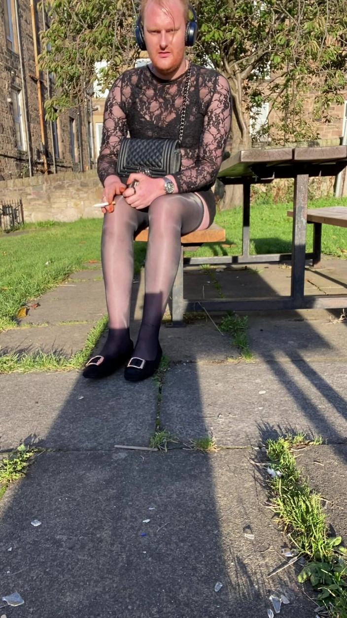 Ava Maxwell: Ava Maxwell offentlig park bänk shoeplay och fötter show