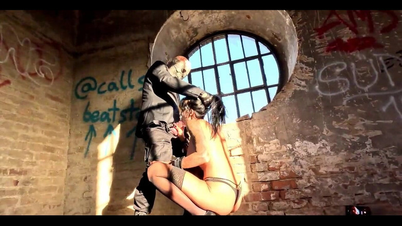 Miss Lilith devil: Trois Trous Baisées Dans Un Endroit Perdu.