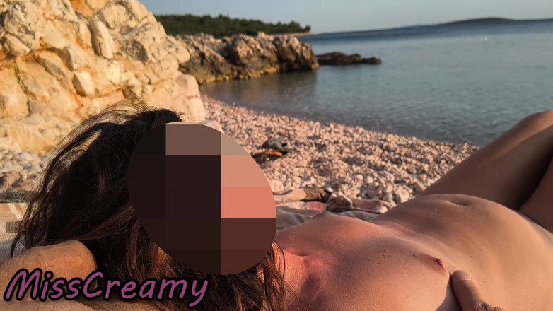 Miss Creamy: Riskanter sex an einem fkk-strand in spanien: Sie wird nackt...