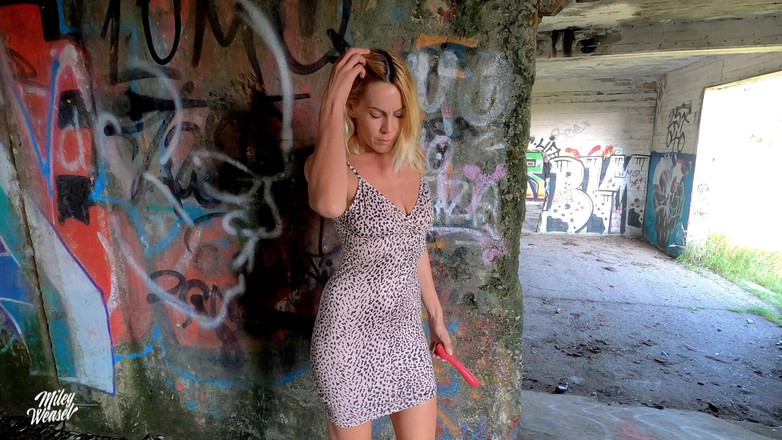 Miley Weasel: Napalona blondynka rucha swoją mokrą cipkę !!