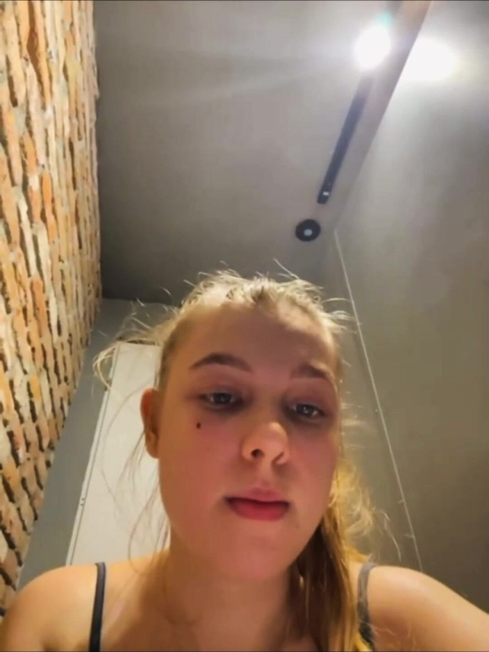JuiceLussie: Публічний анальний сквірт