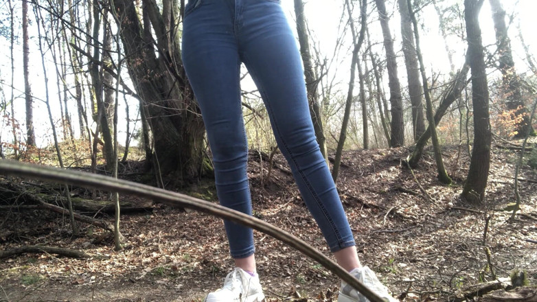 Arteya: Orinar en el bosque