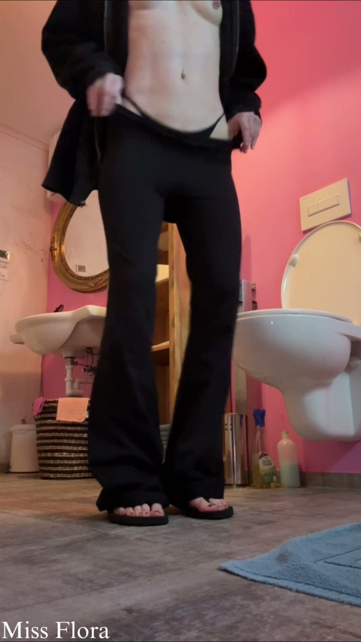 Miss Flora: Piscio veloce in bagno in abiti casual e infradito