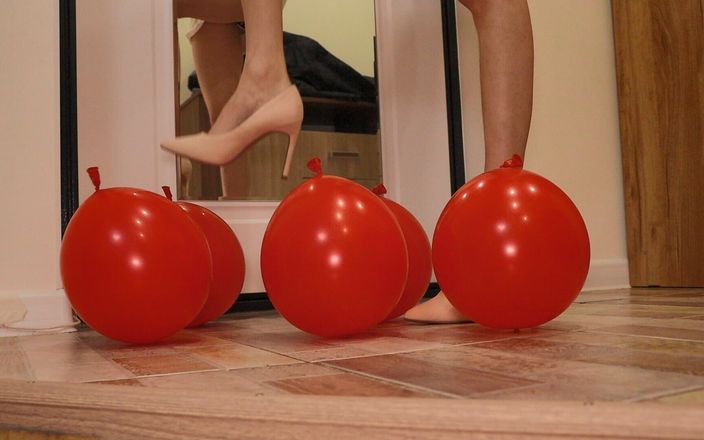 Annet Moroz: Podpatky drtí balónky. Drcení podpatků